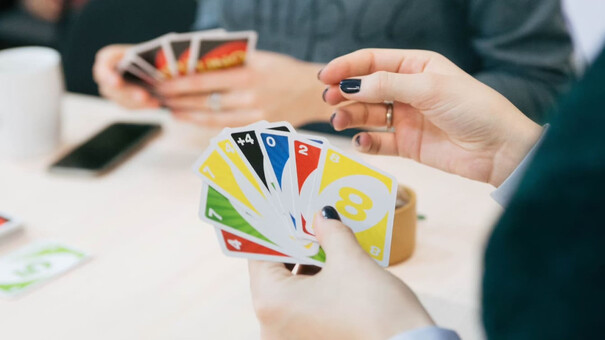 Uno được biết đến là một dạng board game của Mỹ có sử dụng bộ bài đặc biệt là chính. Nguyên tắc chung của trò chơi này là được lấy cảm hứng từ trò Crazy Eights. Uno ban đầu vốn được phát minh bởi Merle Robbins. Từ năm 1992, trò chơi này được hãng Mattel chính thức sản xuất. Từ khi ra đời cho đến nay, Uno đã ngày một trở nên phổ biến. Hãy đến FIVE88 game bài trực tuyến để biết thêm thông tin nhé .