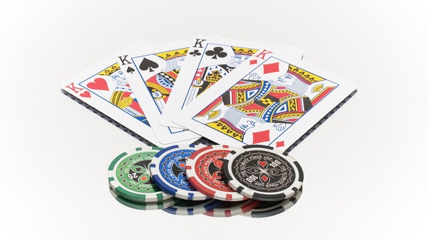 Cách chơi BlackJack còn được gọi với một cái tên khác là Xì Dách là trò chơi so điểm giữa người chơi và nhà cái. Trò chơi này sử dụng bộ bài Tây 52 lá để chơi, Dealer sẽ chia cho mỗi người chơi 2 lá bài và người chơi được quyền rút thêm lá bài để tăng điểm số. Số lượng lá bài được rút không hạn chế nhưng quan trọng là điểm số không vượt quá 21. Hãy đến FIVE88 sòng bài trực tuyến để biết thêm thông tin nhé .